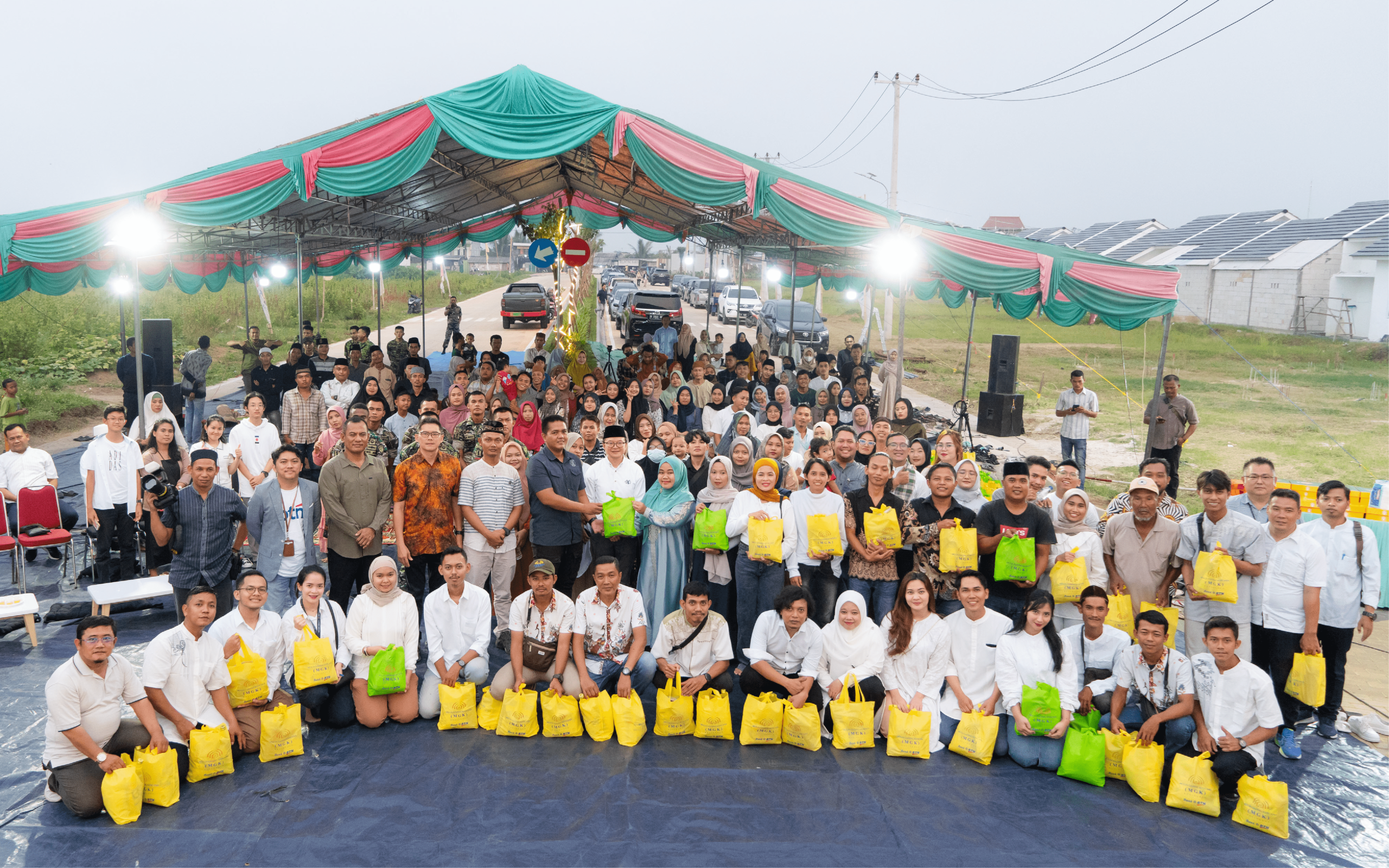 You are currently viewing Bersama Infiniti Realty, Kopassus Salurkan Paket Bansos Warga di Serang