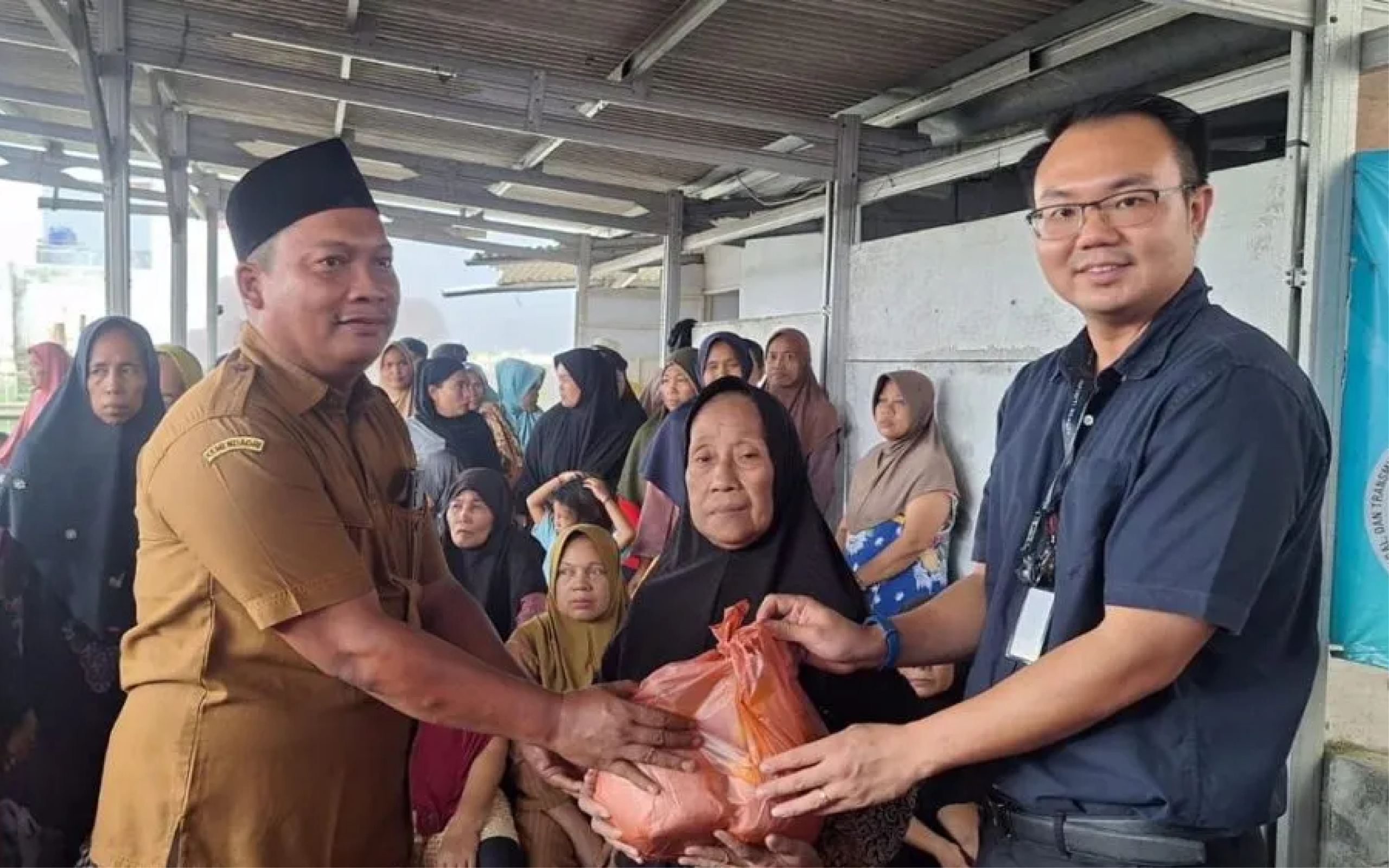 Read more about the article Ratusan Warga Desa Cijeruk Antusias Terima Bantuan Sembako dari PT Infiniti Triniti Jaya